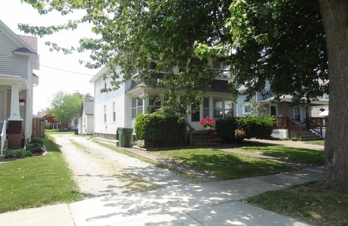 Fairport Harbor Cabaña | Beautifully remodeled cozy cottage retreat