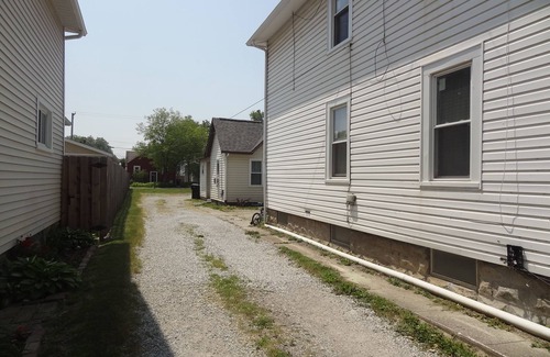 Fairport Harbor Cabaña | Beautifully remodeled cozy cottage retreat