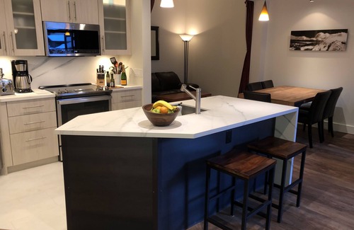 Olympic Valley Condominio | Condominio remodelado con las mejores vistas del pueblo.