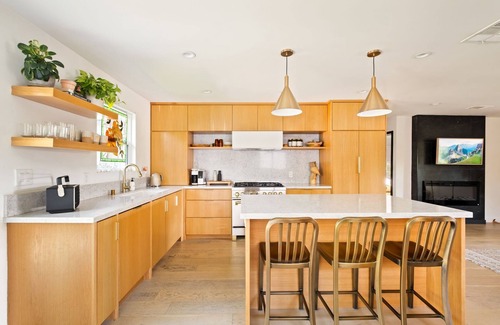Los Angeles Casa | Newly Remodled 3BR house w/Private Yard and Hot Tub 10 min to Beach & LAX