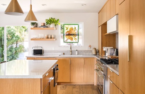 Los Angeles Casa | Newly Remodled 3BR house w/Private Yard and Hot Tub 10 min to Beach & LAX