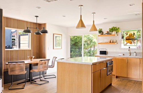Los Angeles Casa | Newly Remodled 3BR house w/Private Yard and Hot Tub 10 min to Beach & LAX