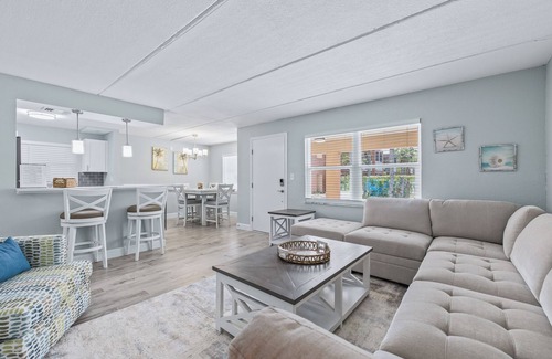 North Redington Beach Condominio | Newly renovated 2/2 in N Redington Beach