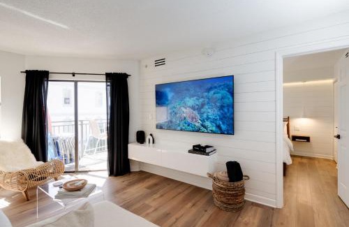 Belle Vista Apartamento | NEWLY Reno Beach Condo The beach is your backyard