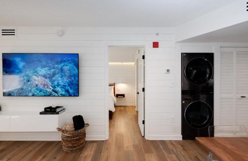 Belle Vista Apartamento | NEWLY Reno Beach Condo The beach is your backyard