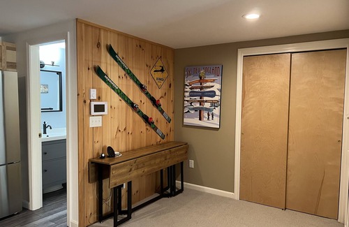 Carrabassett Valley Apartamento | ¡Estudio recientemente renovado a solo unos pasos del elevador Sawduster!