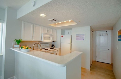 Atlantic Beach Condominio | Newly Renovated Ocean Front 2 BD 2 BR