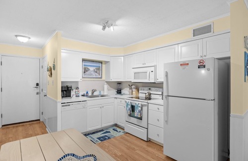 Windy Hill Condominio | Newly Renovated 2BR/2BA Ocean View Condo with pool!! Central Location!!