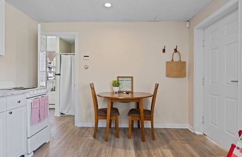 Old Orchard Beach Apartamento | NEWLY RENOVATED! Steps From the Sand & Short Walk to the Pier