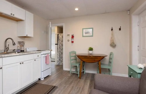 Old Orchard Beach Apartamento | NEWLY RENOVATED! Steps From the Sand & Short Walk to the Pier