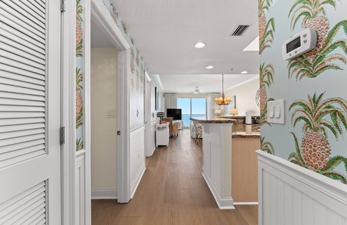 Panama City Beach Complejo | Newly renovated, Palm Beach inspired family retreat at Boardwalk Beach Resort.