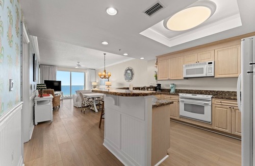 Panama City Beach Complejo | Newly renovated, Palm Beach inspired family retreat at Boardwalk Beach Resort.
