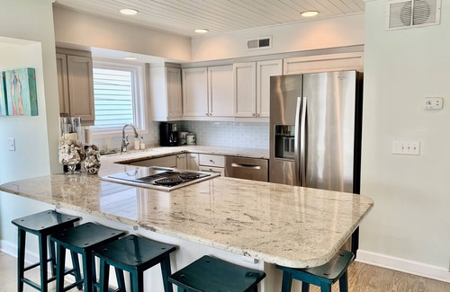 Wrightsville Beach Condominio | Segunda fila, condominio recientemente renovado. Pasos hacia el océano, el sonido y la ciudad.