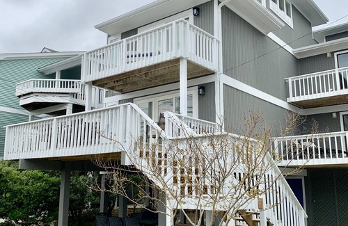 Wrightsville Beach Condominio | Segunda fila, condominio recientemente renovado. Pasos hacia el océano, el sonido y la ciudad.