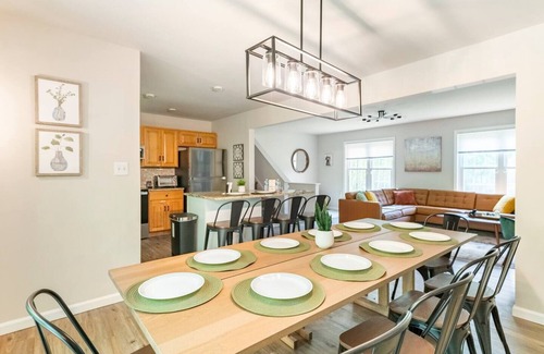 East Stroudsburg Villa | Newly Renovated! Dog Friendly! Hot Tub! “Friends” TV Show Themed House!