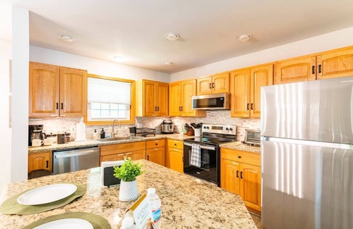 East Stroudsburg Villa | Newly Renovated! Dog Friendly! Hot Tub! “Friends” TV Show Themed House!