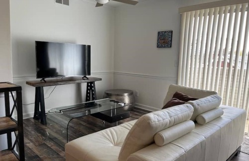 Mount Airy Condominio | Newly Renovated 2 Bed Condo mins from Downtown!