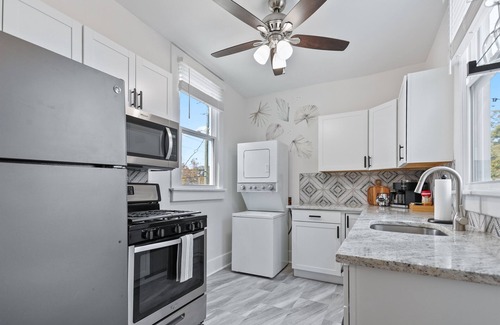 Eastside Casa | Newly renovated, 2 bed 1 bath townhome, Sleeps 5, Near Forsyth Park