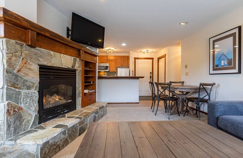 East Kootenay Condominio | Newly Renovated 2 Bedroom Ski In / Out l Sleeps 5 Adults