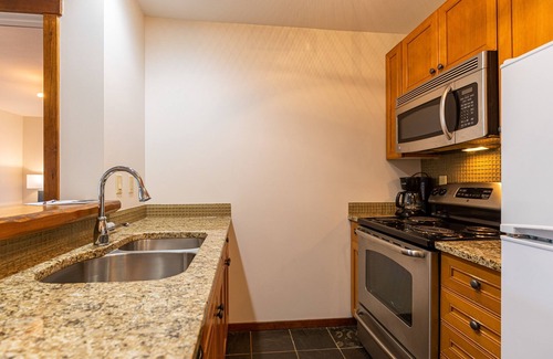 East Kootenay Condominio | Newly Renovated 2 Bedroom Ski In / Out l Sleeps 5 Adults