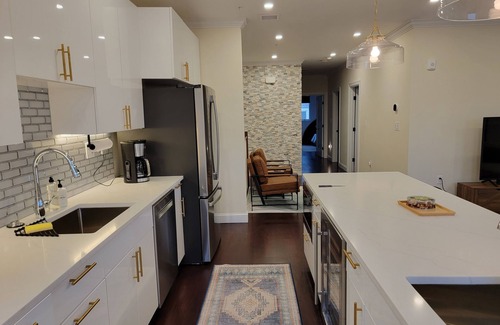 South Boston Condominio | Newly renovated 2 br/2ba with office retreat within the heart of South Boston