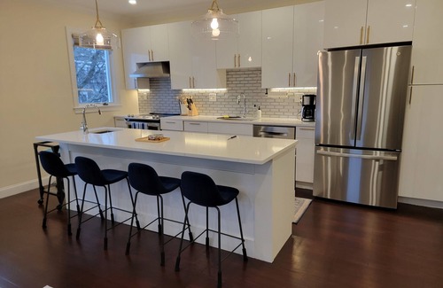 South Boston Condominio | Newly renovated 2 br/2ba with office retreat within the heart of South Boston