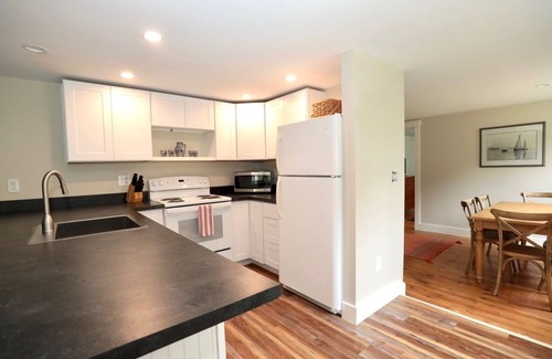 Southport Casa | Newly Renovated 3 B/2.5B Suite in 1790's Sea Captains House