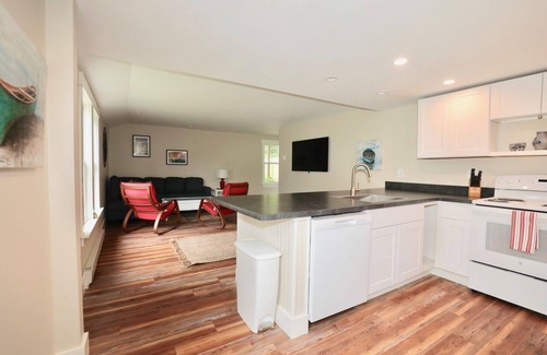 Southport Casa | Newly Renovated 3 B/2.5B Suite in 1790's Sea Captains House
