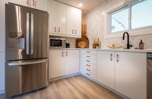 Dashwood Cabaña | Newly-Renovated, 3-Bedroom Cottage + Bunkie, Steps to Private Beach, Grand Bend!