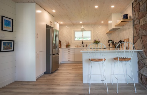 Dashwood Cabaña | Newly-Renovated, 3-Bedroom Cottage + Bunkie, Steps to Private Beach, Grand Bend!