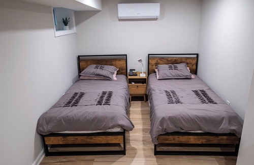 Hillside Casa | Newly renovated 3-bedroom basement on quiet dead end block, close to Manhattan