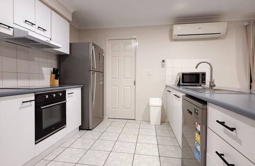 Kuraby Casa | Newly Renovated 4BR Home Near Transport & Shopping Center