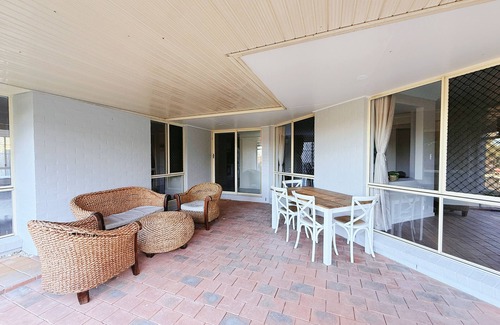Kuraby Casa | Newly Renovated 4BR Home Near Transport & Shopping Center