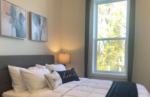 Petrolia Apartamento | Newly renovated apartment in the heart of downtown Petrolia -The Elizabeth Suite