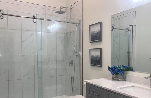 Petrolia Apartamento | Newly renovated apartment in the heart of downtown Petrolia -The Elizabeth Suite