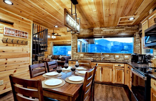 Gatlinburg Cabina | Newly Renovated Cabin- 2 Bedroom Luxury Suite Above DT Gatlinburg