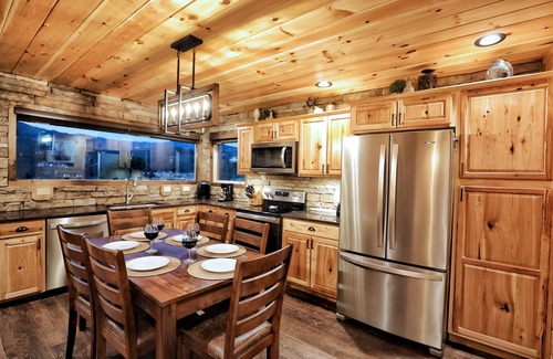 Gatlinburg Cabina | Newly Renovated Cabin- 2 Bedroom Luxury Suite Above DT Gatlinburg