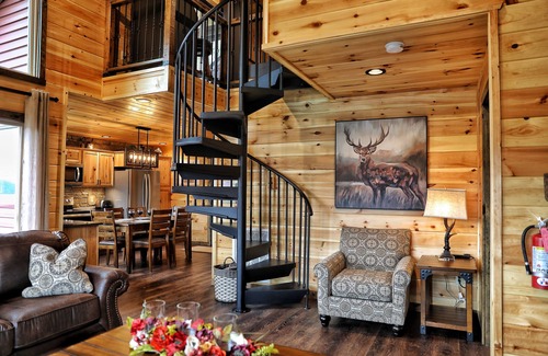 Gatlinburg Cabina | Newly Renovated Cabin- 2 Bedroom Luxury Suite Above DT Gatlinburg