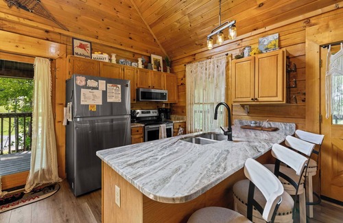 Sevierville Cabina | Newly Renovated Cabin w/ Hot Tub, Lake & BBQ!