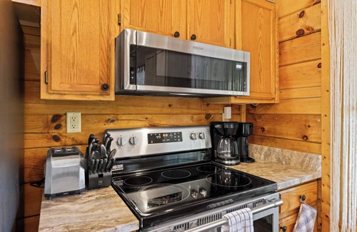 Sevierville Cabina | Newly Renovated Cabin w/ Hot Tub, Lake & BBQ!