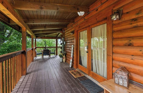 Sevierville Cabina | Newly Renovated Cabin w/ Hot Tub, Lake & BBQ!