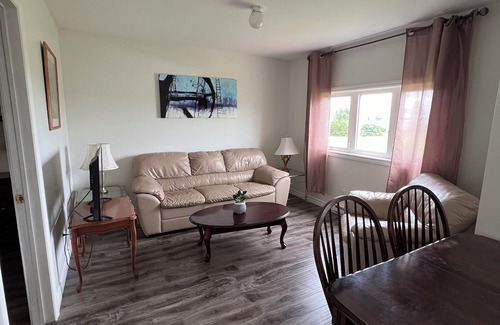 Bayside Cabaña | Newly renovated cosy cottage 3 minute walk to the beach.