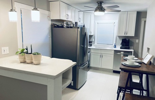 Morgantown Casa | Newly Renovated Cottage near WVU Hospital, short walk to Football Stadium.