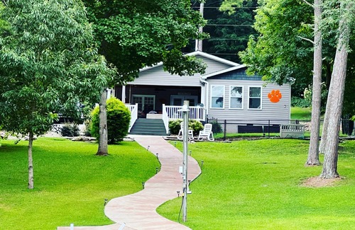 Townville Cabaña | Newly renovated cottage and dock on the lake