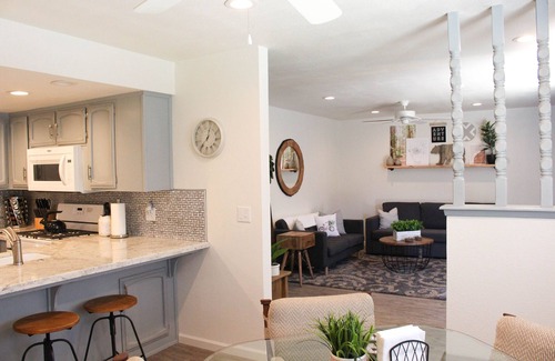 Visalia Condominio | ¡Recientemente renovado! Condominio acogedor en un vecindario tranquilo y seguro cerca del parque Sequoia