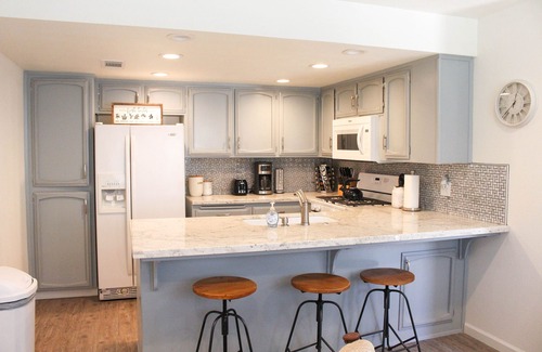 Visalia Condominio | ¡Recientemente renovado! Condominio acogedor en un vecindario tranquilo y seguro cerca del parque Sequoia