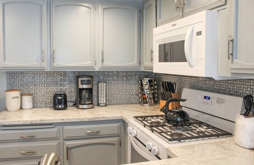 Visalia Condominio | ¡Recientemente renovado! Condominio acogedor en un vecindario tranquilo y seguro cerca del parque Sequoia
