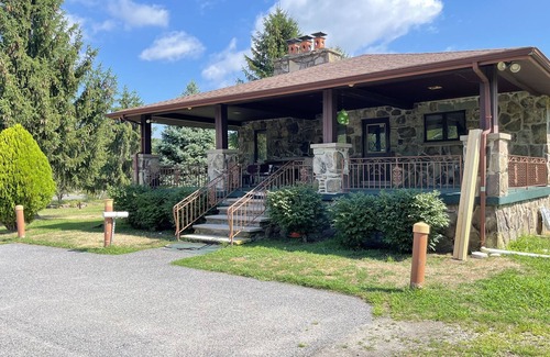 Taylor Villa | Newly Renovated Cozy/ Spacious VILLA in Nature