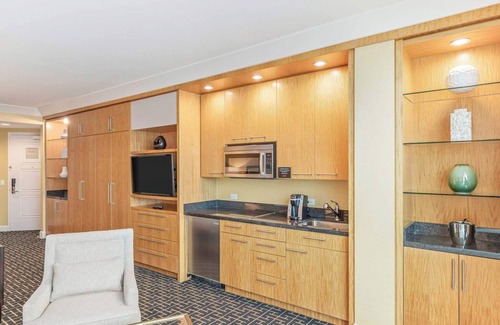 Las Vegas Apartamento | Newly Renovated Exquisite Trump Studio 1712 Great Views