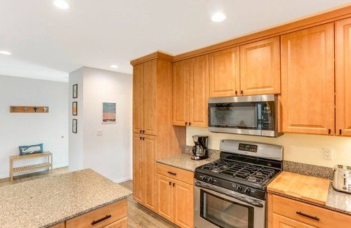 Lincoln Acres Casa | Newly Renovated | Fire Pit | Huge Yard | Pets